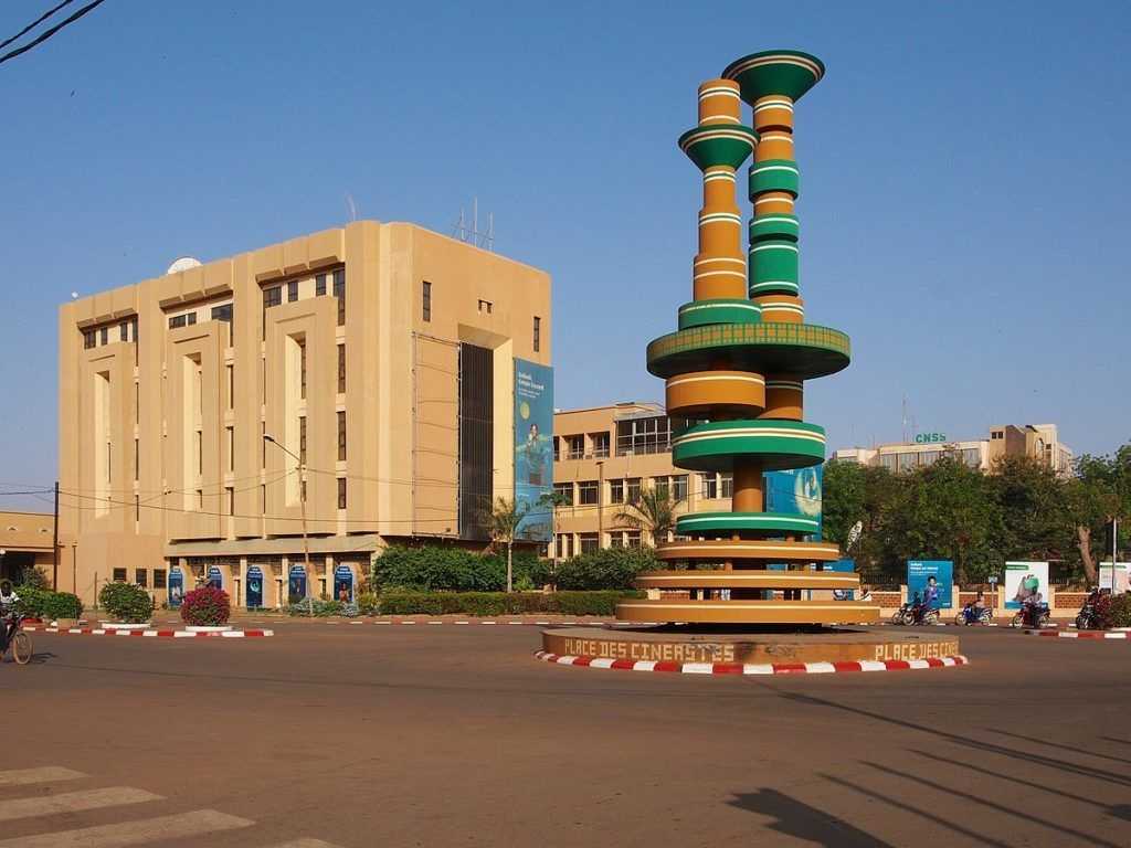 Фото города Уагадугу в Буркина-Фасо. Большая галерея качественных и красивых фотографий Уагадугу, на которых представлены достопримечательности города, его виды, улицы, дома, парки и музеи.