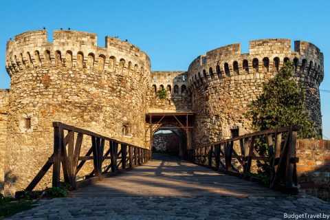 Крепость Благай – старинный форт расположенный в Боснии и Герцеговине. Замок стоит на кромке покрытой зеленью скалы над пещерой, из которой начинается красивейший исток реки Буны.