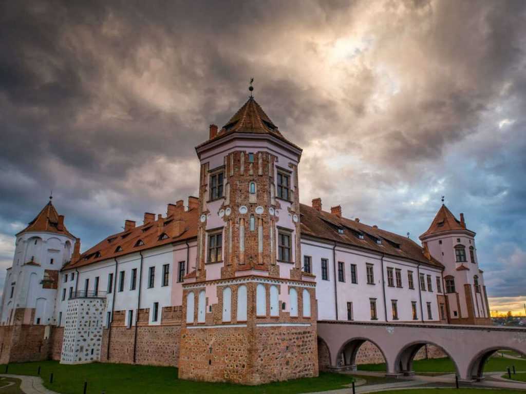 Беларусь. мирский замок: музей, ресторан и отель