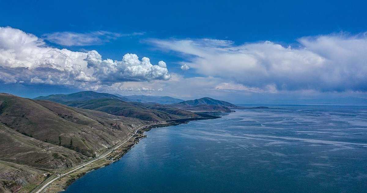 Узнай где находится Озеро Севан на карте Армении (С описанием и фотографиями) Озеро Севан со спутника