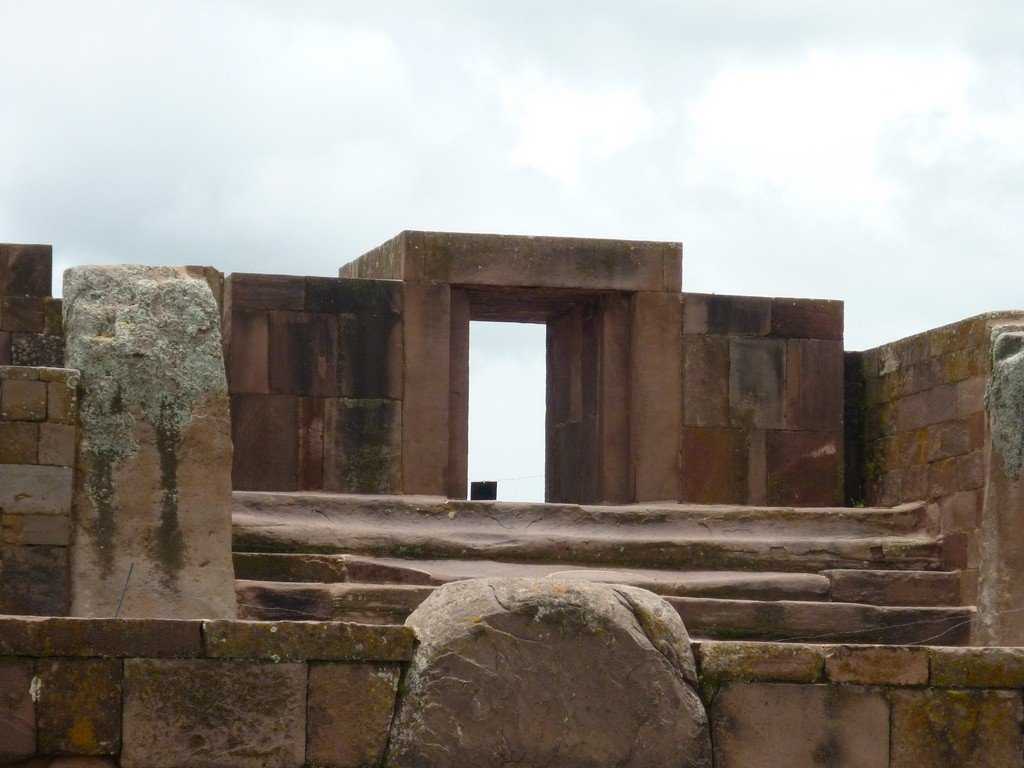 Не влезай, убьет: древние памятники, которые считают порталами в иные миры (10 фото)