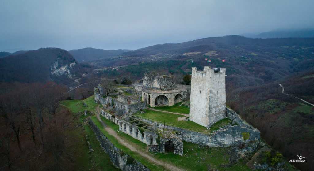 Анакопийская крепость — величественное древнее укрепление, расположенное в Абхазии, в городе Новый Афон Цитадель находится на вершине Иверской горы, протянувшись на 450 м в длину и 150 м в ширину Оборонительное сооружение было возведено в VII веке, с цель