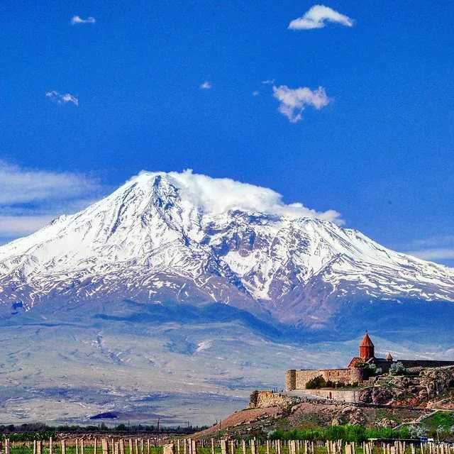Гора арарат в армении или в турции. Гора Арарат в Армении. Гора Арарат со стороны Армении. Армения хор Вирап Арарат зима. Гора Арарат вид из Турции.
