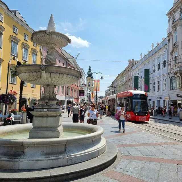 Линц — старинный австрийский город на северо-западе страны, в федеральной земле Верхняя Австрия Третий по численности населения город в Австрии Здесь проживает 198 181 человек (2015 г) Линц является промышленным, транспортным, культурным и образовательным