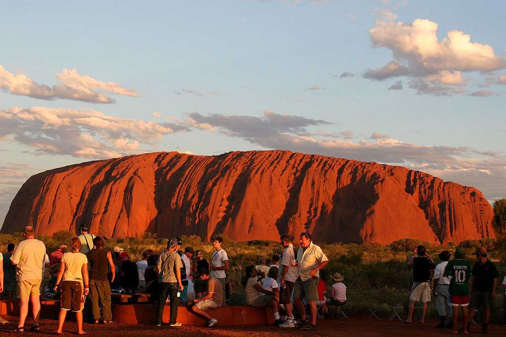 Улуру, также известный как Айерс-рок, - монолит красного камня на севере Австралии Он почитается аборигенами как святое место и торчит на плоской равнине подобно спинному плавнику огромного красного кита