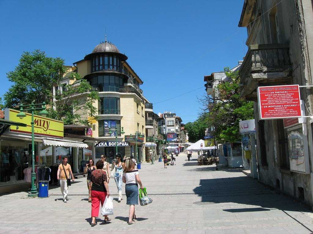 Бургас – один из крупнейших городов Болгарии, располагающийся на западном берегу Бургасского залива Чёрного моря. Еще в начале 19 века Бургас представлял собой небольшое поселение, едва ли насчитывающее 5 тысяч жителей, в основном этнических греков. Отпра