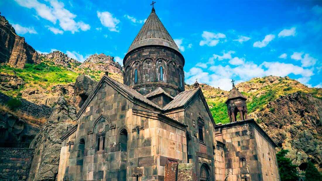 Узнай где находится Монастырь Гегард на карте Армении (С описанием и фотографиями) Монастырь Гегард со спутника