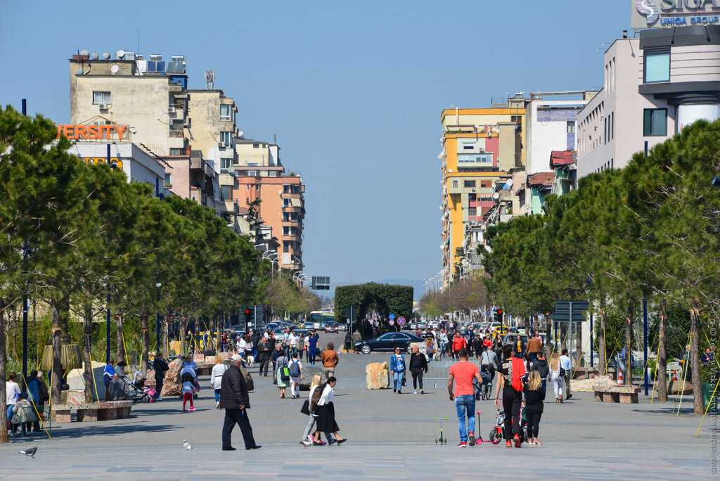 Тирана – столица Албании, небольшого балканского государства, расположенного на восточном побережье Адриатического моря Город выстроен в живописной предгорной долине, в 40 км от морских берегов Возможность побывать в албанской столице открылась для зарубе