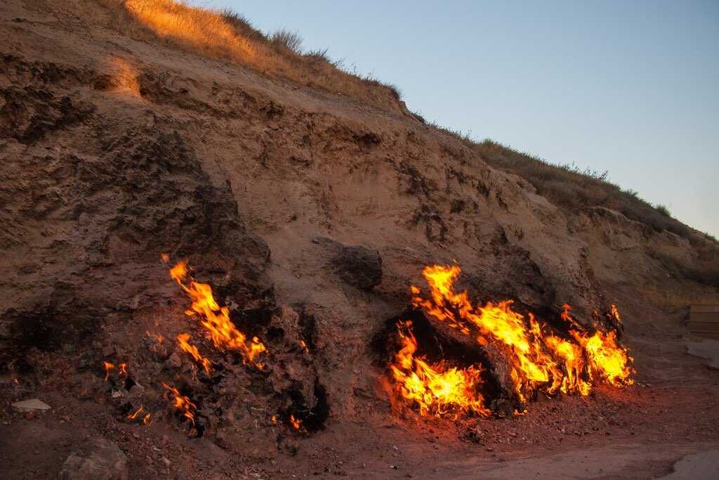Чудо природы: горящая гора янардаг возле баку, которая никогда не гаснет