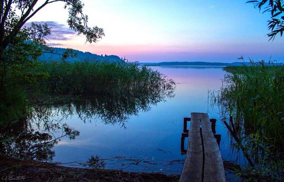 Браславские озера поэтично называют голубым ожерельем Беларуси. Эта живописная группа естественных пресноводных водоемов располагается на северо-западе страны, в Браславском районе Витебской области. Название озерному краю дал город Браслав, выстроенный в