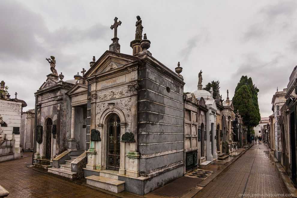 Кладбище Реколета, расположенное в одноименном районе столицы Аргентины города Буэнос-Айрес, является одним из известнейших кладбищ во всем мире Это место упокоения богатых и знаменитых представителей высшего общества – первых лиц государства, известных д