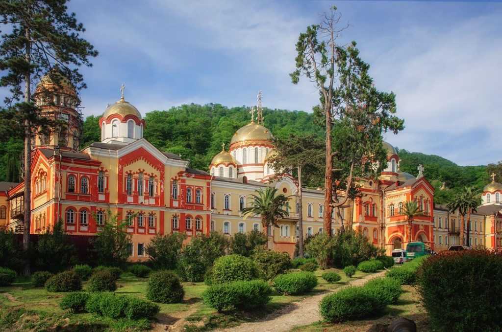 Один из самых посещаемых в абхазии – новоафонский монастырь