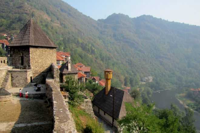 Крепость Благай – старинный форт расположенный в Боснии и Герцеговине. Замок стоит на кромке покрытой зеленью скалы над пещерой, из которой начинается красивейший исток реки Буны.