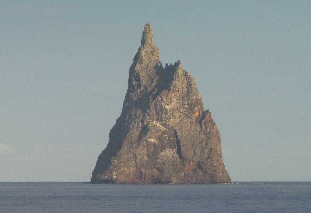 Болс-Пирамид – австралийский необитаемый остров, расположенный к западу от материка, в Тасмановом море, в 20км к юго-востоку от острова Лорд-Хау