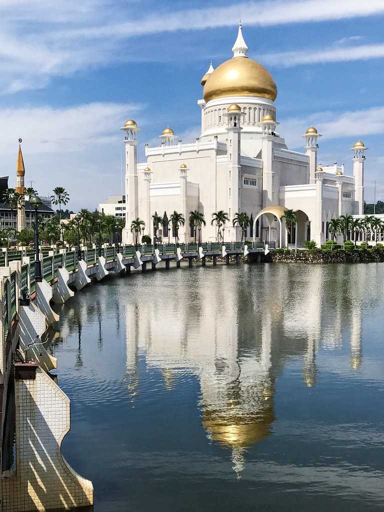 Мечеть омара али сайфуддина