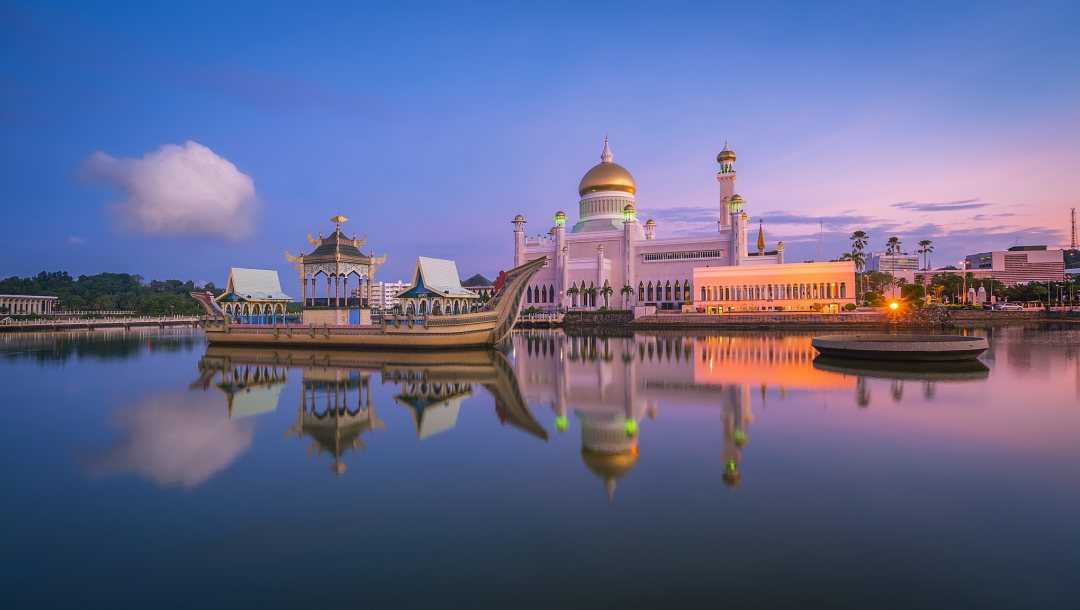 13 мечетей, окружённых водой