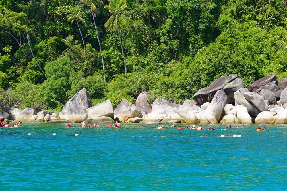 Остров Борнео — третий по величине остров в мире, в котором Индонезии принадлежит более двух третей, чуть меньше одной трети - Малайзии и маленький участок на севере - Брунею.