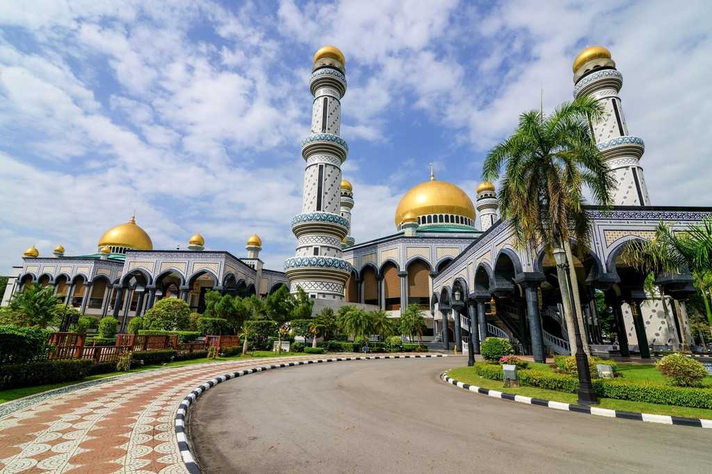 Мечеть хассанил болкиах бандар-сери-бегавана – самая красивая в брунее