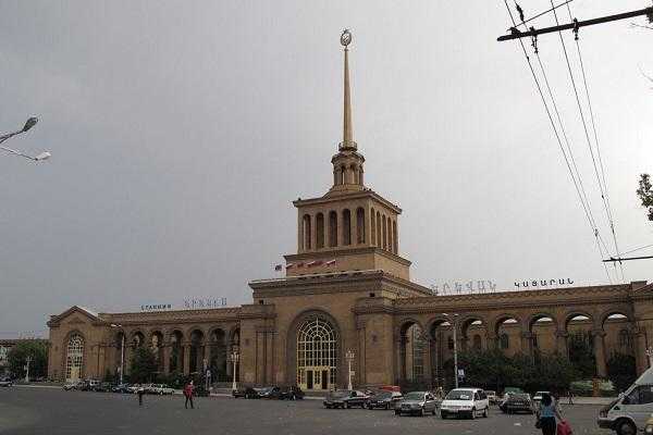 Ереван вокзал. Железнодорожный вокзал Ереван. Северный вокзал Ереван. ЖД станция Ереван. ЖД вокзал Армения.