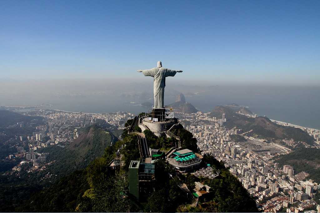 Фото города Рио-де-Жанейро в Бразилии. Большая галерея качественных и красивых фотографий Рио-де-Жанейро, на которых представлены достопримечательности города, его виды, улицы, дома, парки и музеи.