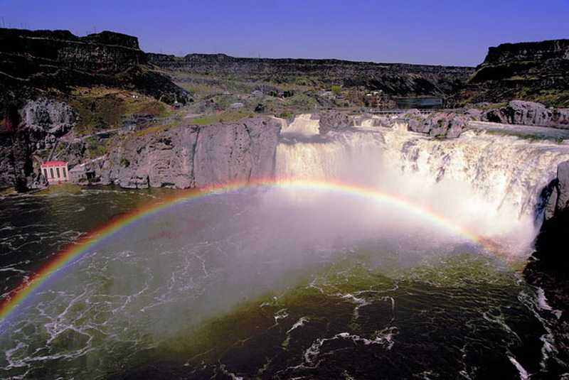 Комплекс водопадов из реки игуасу в бразилии