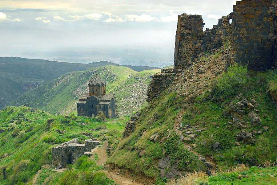 10 самых привлекательных крепостей и замков в армении