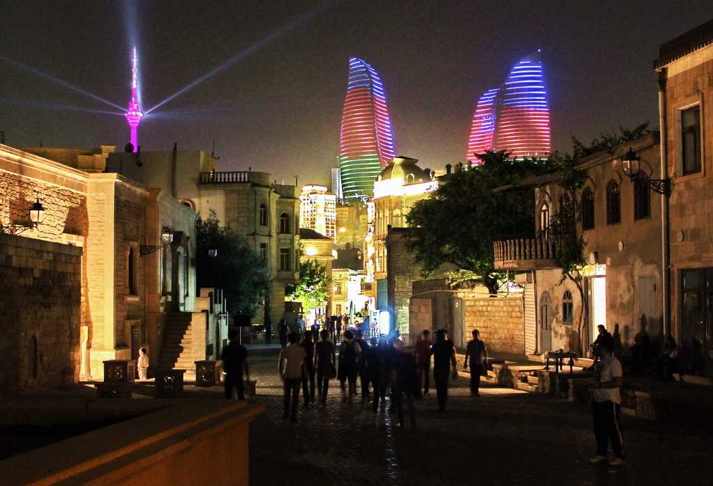 Подборка видео про Баку от популярных программ и блогеров, которые помогут Вам узнать о городе Баку и Азербайджана много нового и интересного
