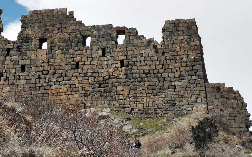 Крепость Амберд — исторический комплекс на склоне горы Арагац в Армении из замка VII века и церкви XI века Амберд расположен на высоте 2300 метров над уровнем моря