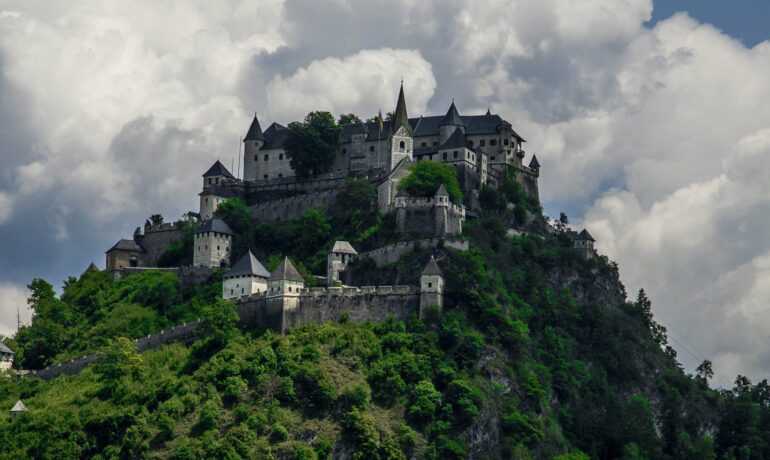 Фото замка Гохостервитц в Австрии Большая галерея качественных и красивых фотографий замка Гохостервитц, которые Вы можете смотреть на нашем сайте