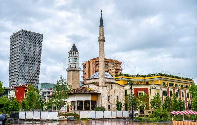 Мечеть Эфем Бей расположена в центре албанской столицы Тираны Ее строительство началось в 1789 году, и продолжалось 34 года: начатое отцом Молла Бейем и законченное его сыном Нахчи Эфем Бейем, который приходился правнуком Паши Сулеймана