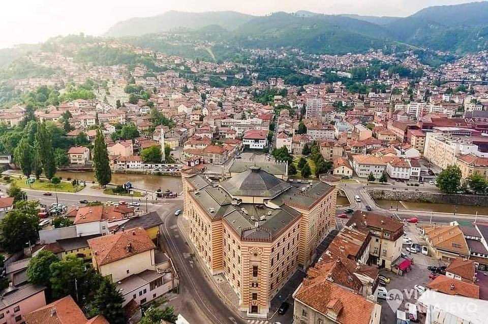 Фото города Сараево в Босние и Герцеговине. Большая галерея качественных и красивых фотографий Сараево, на которых представлены достопримечательности города, его виды, улицы, дома, парки и музеи.