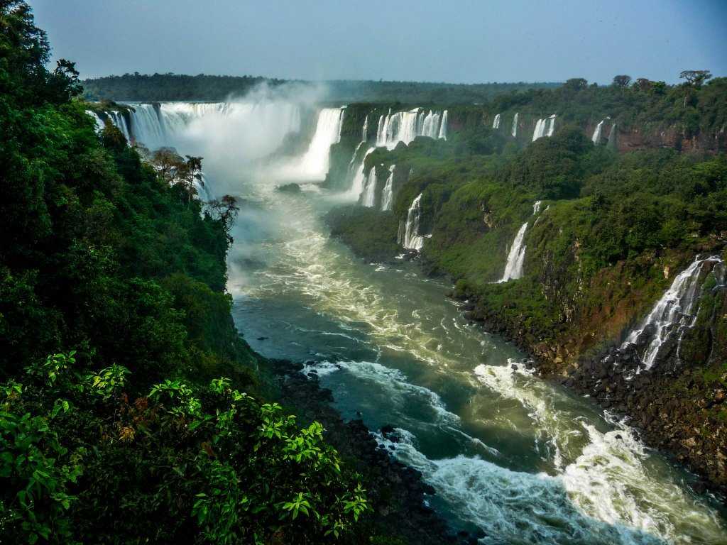 К водопадам Игуасу стремятся туристы со всех концов света На языке местного племени гуарани, испокон веков обитавшего