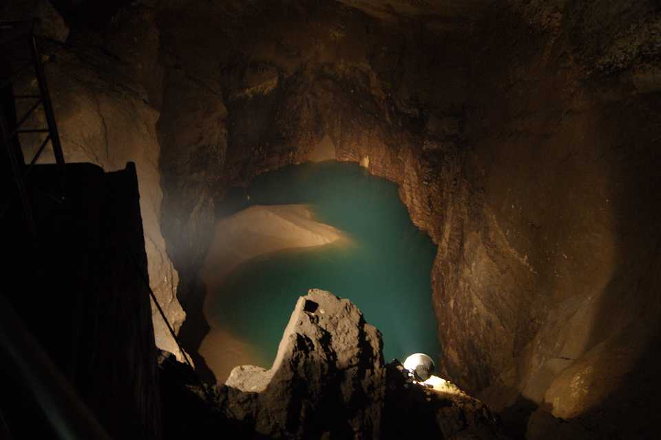 Новоафонская пещера: царство камня и тьмы