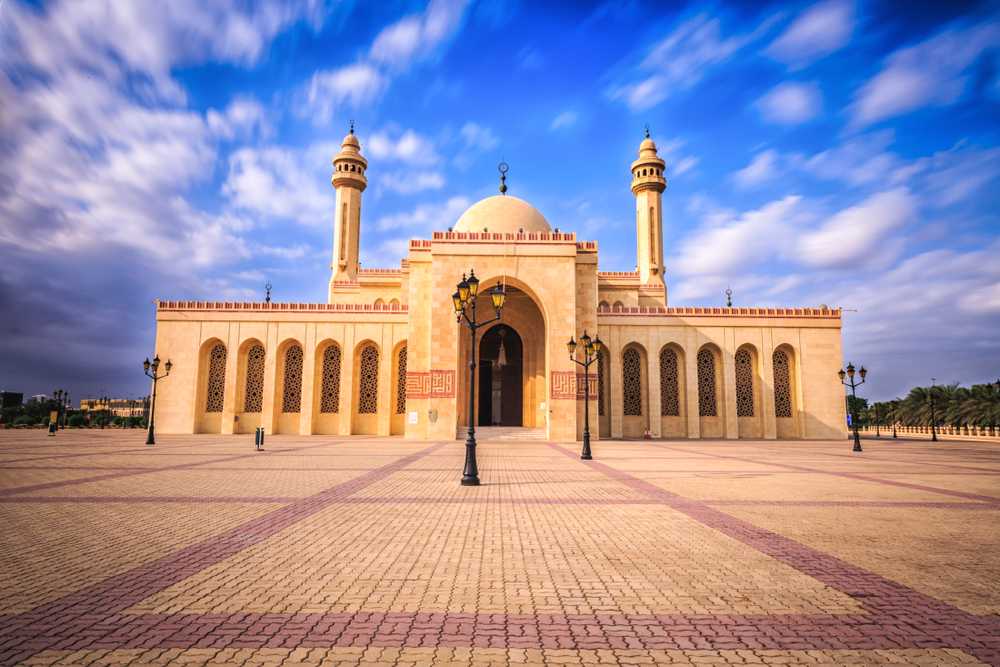 Мечеть Аль-Фатиха — одна из самых больших мечетей в мире; крупнейший храм Бахрейна. Мечеть Аль-Фатиха способна одновременно вместить в себе более 7000 верующих...