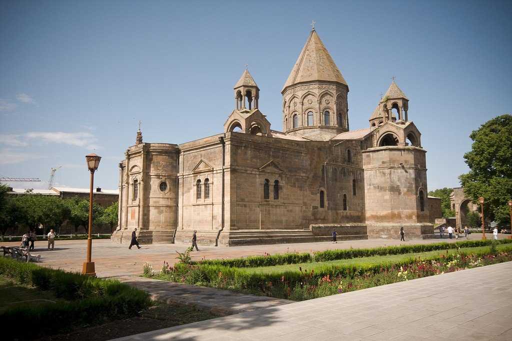 Музей католикосата.	эчмиадзин, армения. картины айвазовского