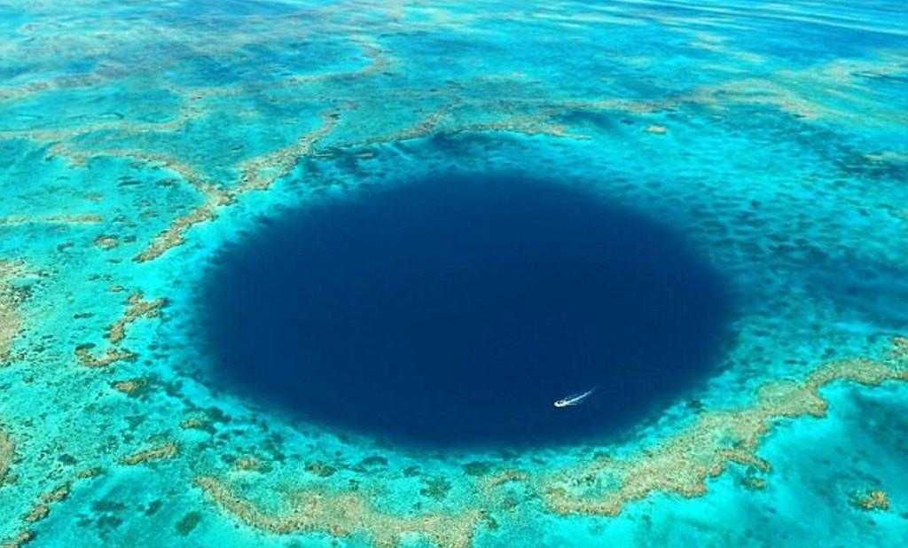 Голубая дыра Дина — это самая глубокая голубая дыра на планете. Дыра находится на Багамах, на острове Лонг-Исланд, в бухте западнее городка Клэренс Таун...