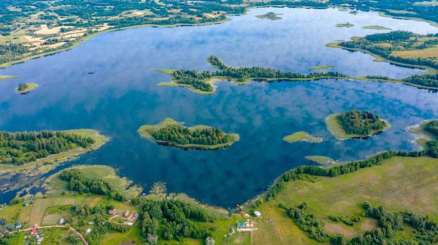 Браславские озера поэтично называют голубым ожерельем Беларуси. Эта живописная группа естественных пресноводных водоемов располагается на северо-западе страны, в Браславском районе Витебской области. Название озерному краю дал город Браслав, выстроенный в