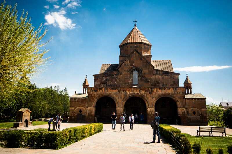 Эчмиадзин - армянская апостольская церковь