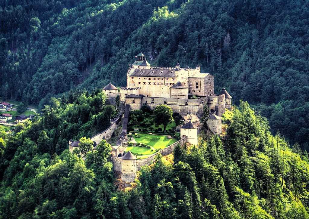 Замок Розенбург находится в Нижней Австрии в округе Хорн на живописном скалистом берегу реки Камп, являющейся левым притоком Дуная