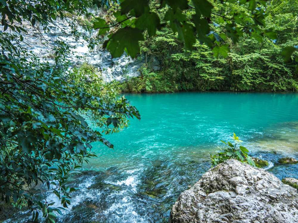 Голубое озеро находится в Абхазии, в Рицинском реликтовом парке, на правом берегу реки Бзыбь Вода в водоеме имеет насыщенный голубой оттенок и никогда не замерзает Интерес путешественников к абхазскому озеру стимулируют легенды Одна из них рассказывает об