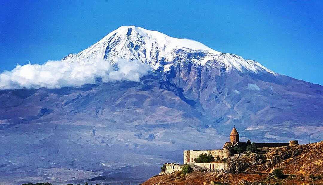 Гора Арарат — самый высокий пик в Турции, достигающий высоты 5137 м Это спящий вулкан, поднимающийся над засушливой равниной, вершина которого, покрытая снегом, видна на много миль вокруг