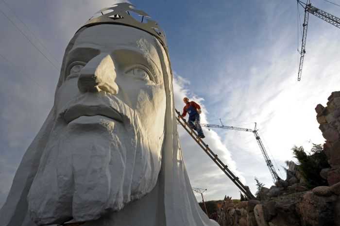 Андский Христос — это величественная статуя, которая стала символом мира Большое количество туристов стремится посетить этот памятник, несмотря на то, что он находится в пустынной местности