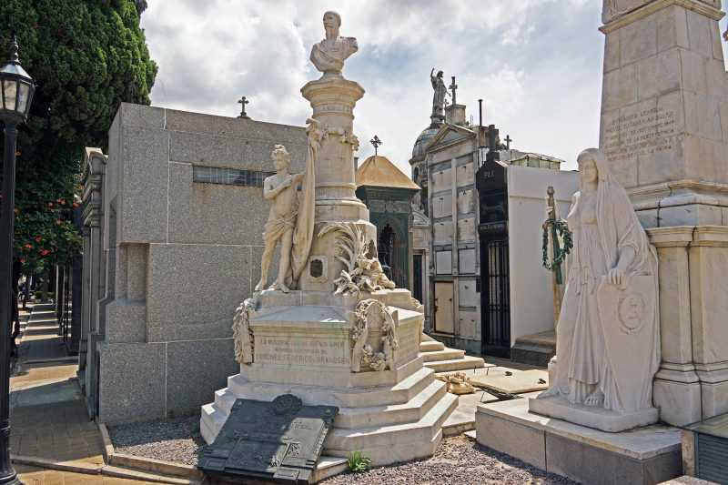 Подборка видео про Кладбище Реколета (Буэнос-Айрес, Аргентина) от популярных программ и блогеров Кладбище Реколета на сайте