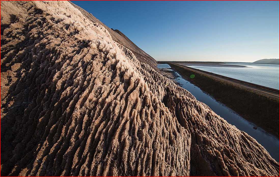 Солигорские терриконы – необычная рукотворная достопримечательность Беларуси. Открывающиеся пейзажи напоминают поверхность Марса: красно-бурые горы со слоями белой соли стоят на растрескавшейся пустынной земле. Туристы стремятся запечатлеть блеск кристалл