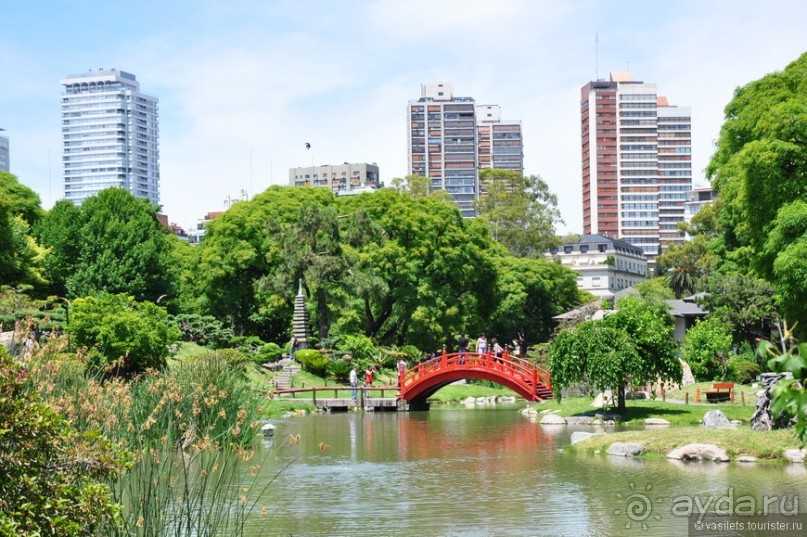 Буэнос-Айрес — столица Аргентины и один из самых красивых городов Южной Америки с населением 2,89 млн человек Он расположен на расстоянии 275 км от Атлантического океана в хорошо защищенной бухте залива Ла-Плата, на правом берегу реки Риачуэло
