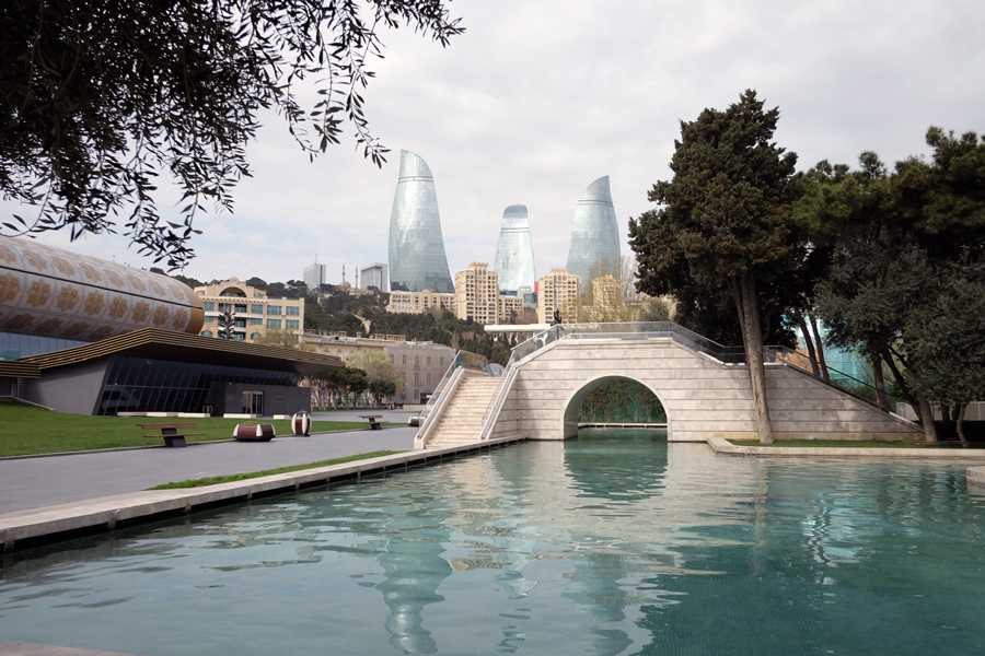 Фото города Баку в Азербайджане Большая галерея качественных и красивых фотографий Баку, на которых представлены достопримечательности города, его виды, улицы, дома, парки и музеи