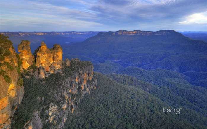 Три сестры — скальное образование в Австралии, расположенное в штате Новый Южный Уэльс, в национальном парке «Голубые горы»