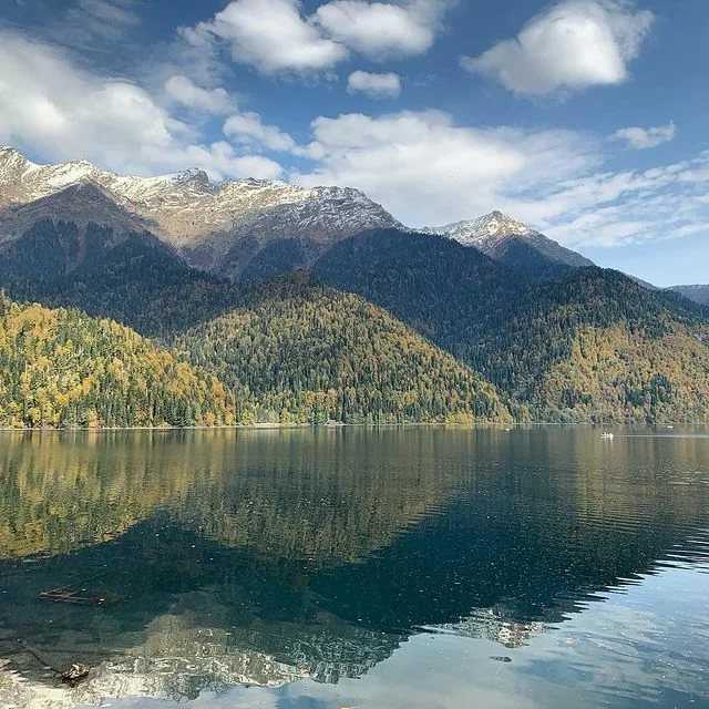 Изумрудное озеро рица (абхазия)