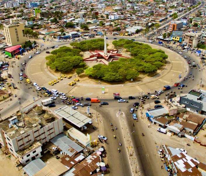 Абомей — город в Бенине, находится примерно в 145 км к северу от Невольничьего берега, на берегах Гвинейского залива. До конца XIX в. город был столицей могущественного королевства Фон