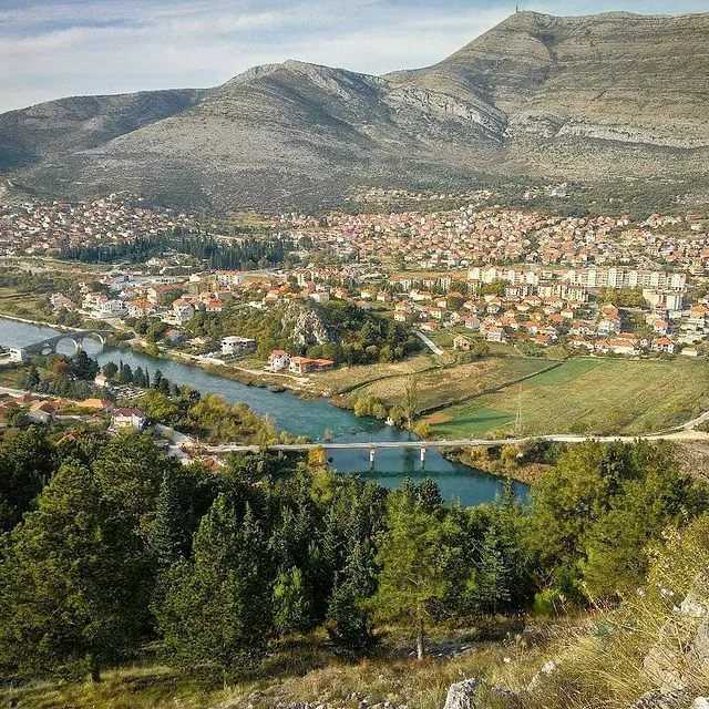 Вишеградский мост – средневековый мост, соединяющий два берега реки Дрина в боснийском городе Вишеград. Каменный мост протянулся на 179,5 м и разделен на одиннадцать пролетов шириной от 10,7 до 14,8 м.